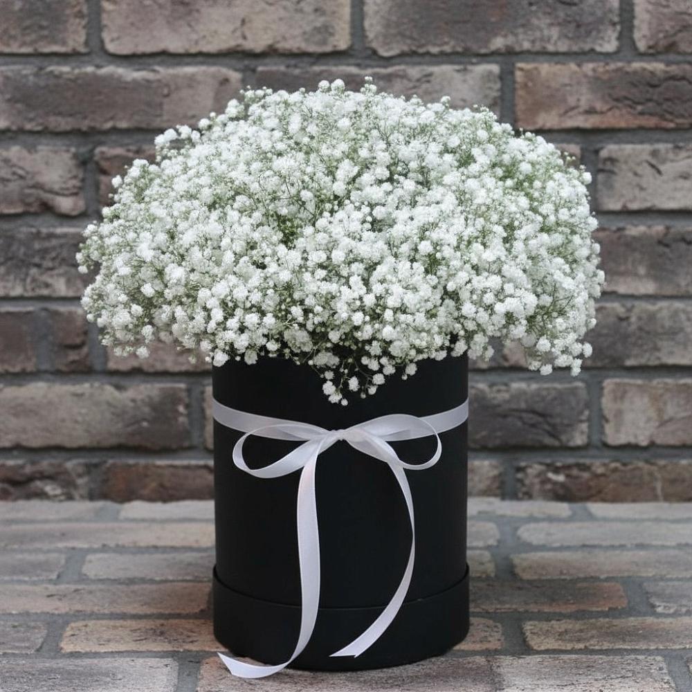 Цветочная композиция из Гипсофила в шляпной коробке в Полянах Рязанская область