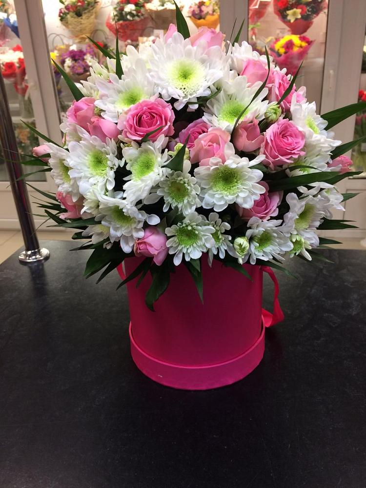 Цветочная композиция из Розы и Хризантемы в шляпной коробке в Полянах Рязанская область